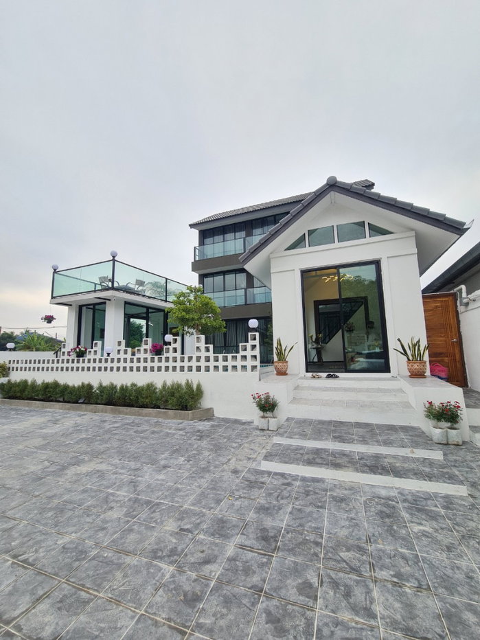 รูป  ให้เช่า Pool Villa 3 ชั้น สไตล์ Modern พร้อมสระว่ายน้ำส่วนตัว 9 ห้องนอน ทำเลศักยภาพ ใกล้ Big C ดอนจั่น เชียงใหม่  A5-V0027 - รูปที่ 2/15