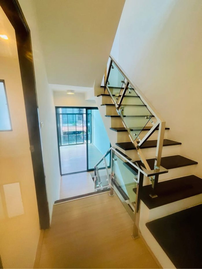 รูป พร้อมปล่อย..  🎉🎊 townhome  3 ชั้น ครึ่ง  👉 ขาย 2.2 ล. ✅   ราคาประเมิ 2.7 ล. เอาส่วนต่าง 5 แสน  - รูปที่ 3/12