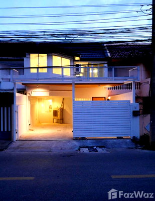 Townhouses for rent Watthana : 3 Bedroom Townhouse for rent in Phra Khanong Nuea, Bangkok  1159388