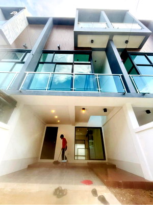 ขายทาวน์โฮม : พร้อมปล่อย..  🎉🎊 townhome  3 ชั้น ครึ่ง  👉 ขาย 2.2 ล. ✅   ราคาประเมิ 2.7 ล. เอาส่วนต่าง 5 แสน 