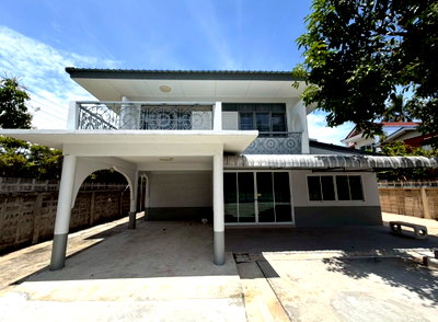 Houses for rent : 📣 For Rent: Renovated detached house with large plot (101 sq.wa), 2 floors, 4 bedrooms, 3 bathrooms, 5 parking spaces. near BTS Bangna.