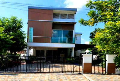 บ้านเดี่ยวให้เช่า : ให้เช่าบ้านเดี่ยว 3 ชั้น โฮมเพลส เดอะพาร์ค วงแหวน-พระราม 9 3 ห้องนอน 2 ห้องน้ำ