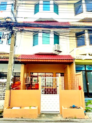Townhouses for rent Thailand Cultural Centre  : With furniture, new 3-story townhome, 3 bedrooms, 2 bathrooms, closer to the BTS than condos. MRT Ratchadaphisek 220m. MRT Lat Phrao 500m. 22 sq m.