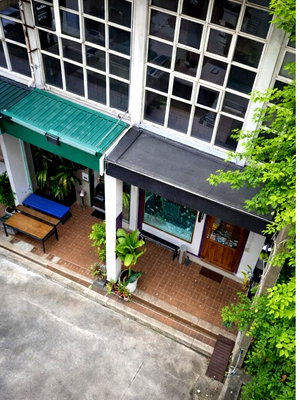 เช่าอาคารพาณิชย์ เจ อเวนิว ทองหล่อ : รถไฟคลองตัน 650ม. อาคารพาณิชย์ 2 นอน 2 น้ำ  18 ตร.ว.พื้นที่ใช้สอย 72ตร.ม.ให้เช่าชั้นล่าง และชั้นลอยเพชรบุรี  ทองหล่อ BTS เอกมัย 1.86กม.
