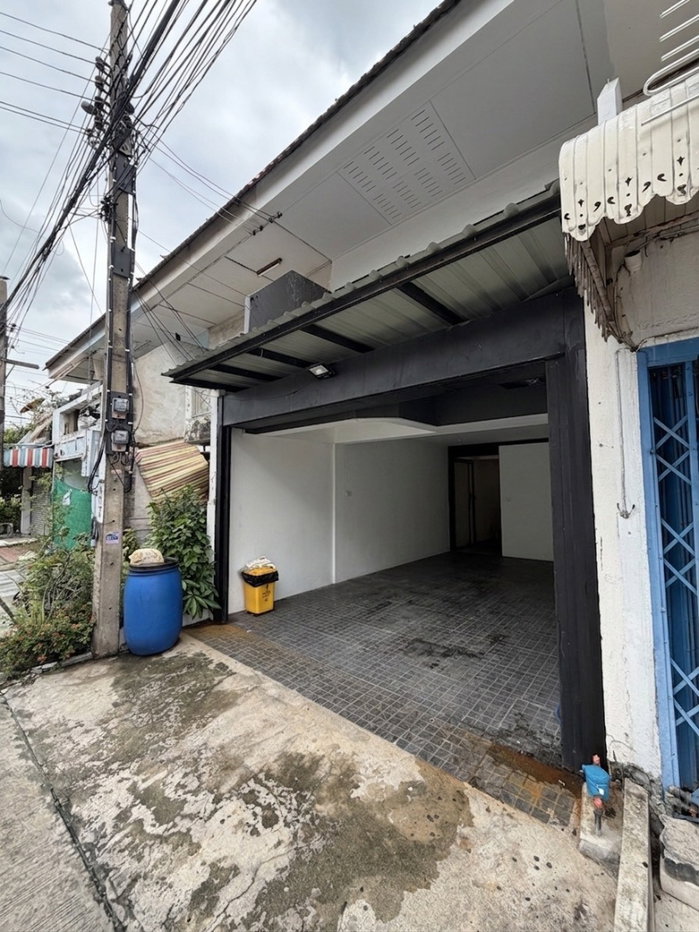 รูป ขายทาวน์โฮม 2 ชั้น รีโนเวทใหม่พร้อมอยู่ใจกลางเมือง ถ.เสนานิคม ใกล้ลาดพร้าว-รัชโยธิน ใกล้รถไฟฟ้าสายสีเขียวเพียง 10 นาที - รูปที่ 15/16