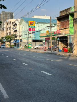 ตึกแถวริมถนนวุฒากาศ ใกล้ บีทีเอส ทำเลดีมาก ให้เช่า ชั้นล่าง