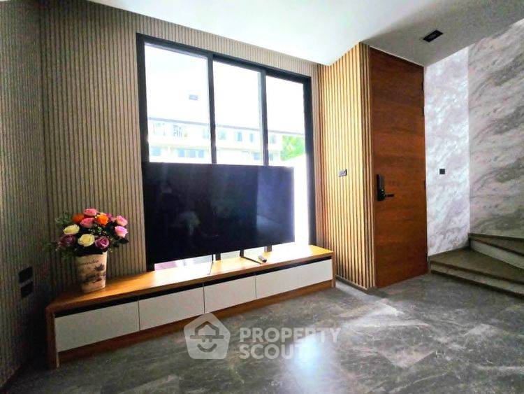 รูป ทาวน์โฮม 3 ห้องนอน สำหรับขาย โครงการ เธอร์ ลาดพร้าว 93 ใกล้คลองเจ้าคุณสิงห์ วังทองหลาง (ID 3079455) - รูปที่ 2/15