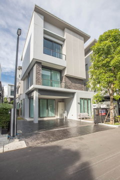 บ้านกลางเมือง Classe เอกมัย–รามอินทรา | 120,000 บาท/เดือน | บ้านแฝด 3 ชั้น 4 ห้องนอน แต่งครบ พร้อมอยู่