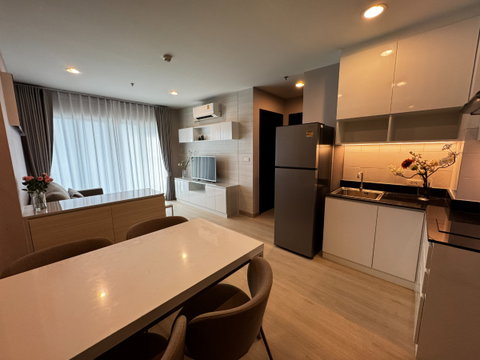 Experience comfortable city living in this beautiful corner unit on the 31st (top) floor, offering breathtaking panoramic city views.