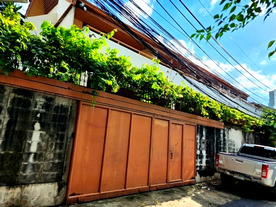 บ้านเดี่ยว เขตบางรัก : ขาย ที่ดิน พร้อมบ้าน ซอย น้อมจิต สันติภาพ1 เนื้อที่ 99 ตรว ราคา 34.0 ล้านบาท  