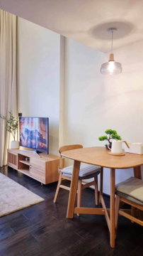 Park Origin Thonglor ห้องโปร่งโล่งสไตล์ญี่ปุ่น มีมุมนั่งเล่นปูเสื่อทาทามิ โซฟาติดระเบียงกว้าง เฟอร์ไม้คุมโทนอุ่น
