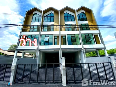 Townhouses for rent วิทยาลัยดุสิตธานี : 3 Bedroom Townhouse for rent in Bang Chak, Bangkok  6580748