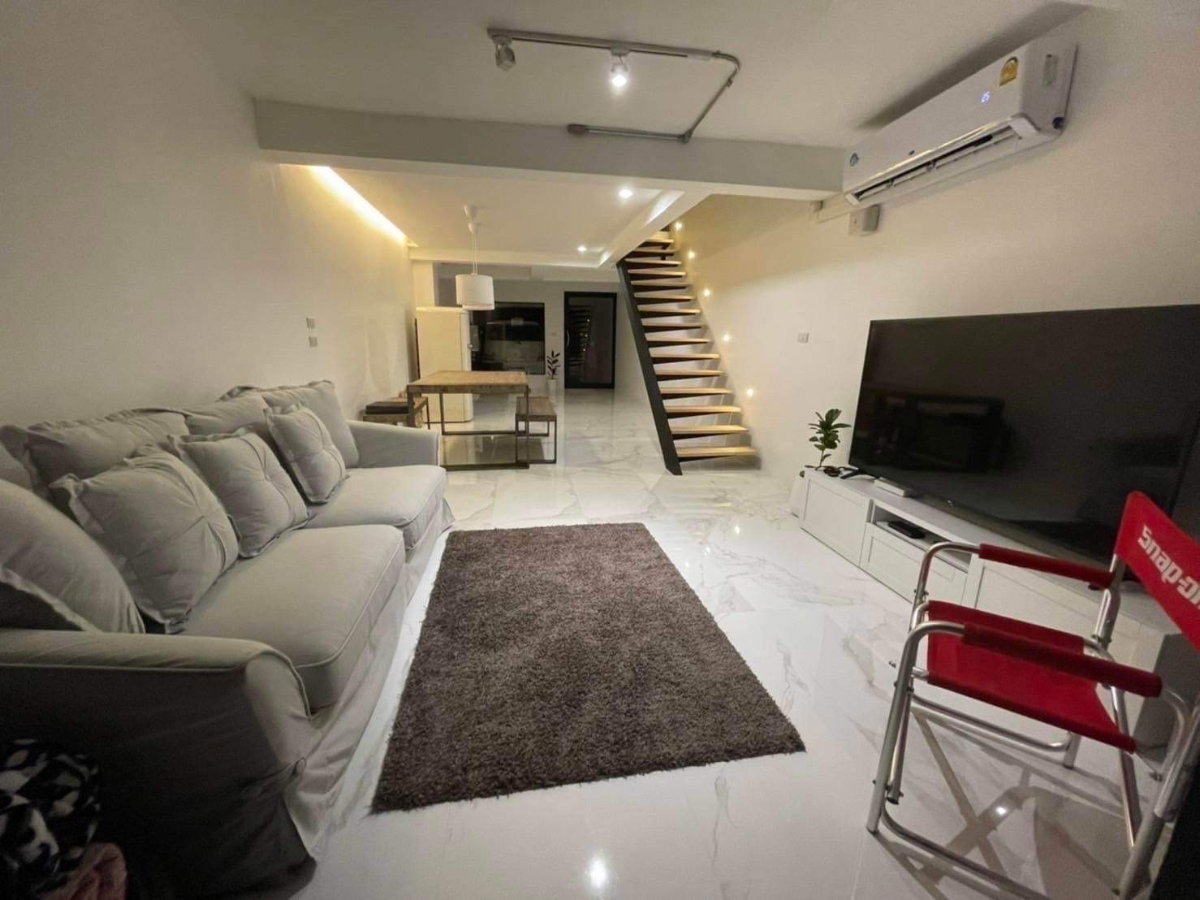รูป ขายทาวน์โฮม 2 ชั้น รีโนเวทใหม่พร้อมอยู่ใจกลางเมือง ถ.เสนานิคม ใกล้ลาดพร้าว-รัชโยธิน ใกล้รถไฟฟ้าสายสีเขียวเพียง 10 นาที - รูปที่ 5/16