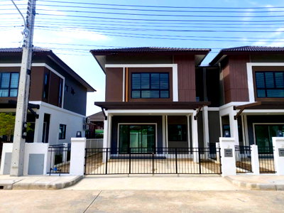 Twin houses for sale Electricity Authority District 1 Chiang Mai : Twin house facing the park at Karnkanok Ville 26