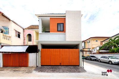 Townhouses for sale : Corner House at Rungcharoen Chokchai 4 Village, Fully Renovated