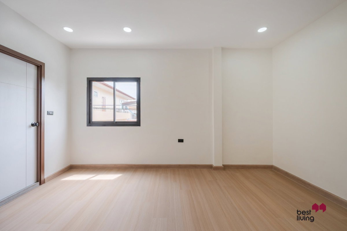 รูป ขายบ้าน หมู่บ้านรุ่งเจริญโชคชัย 4 หลังมุม รีโนเวทใหม่ 200 ตร.ม. - รูปที่ 57/69