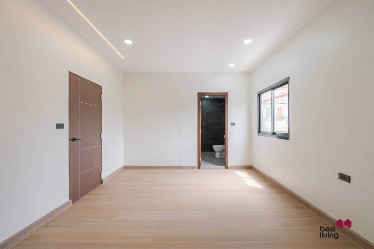 รูป ขายบ้าน หมู่บ้านรุ่งเจริญโชคชัย 4 หลังมุม รีโนเวทใหม่ 200 ตร.ม. - รูปที่ 59/69
