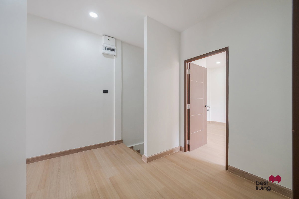 รูป ขายบ้าน หมู่บ้านรุ่งเจริญโชคชัย 4 หลังมุม รีโนเวทใหม่ 200 ตร.ม. - รูปที่ 40/69