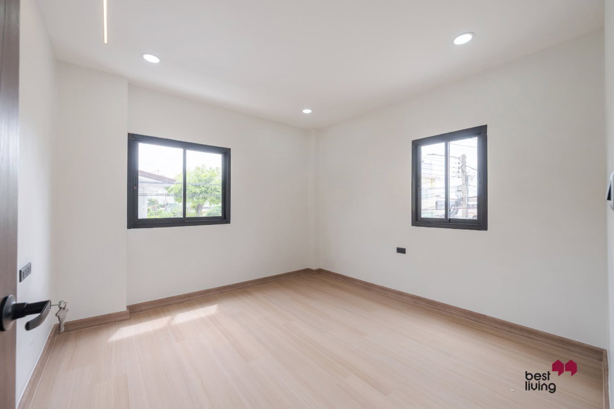 รูป ขายบ้าน หมู่บ้านรุ่งเจริญโชคชัย 4 หลังมุม รีโนเวทใหม่ 200 ตร.ม. - รูปที่ 50/69