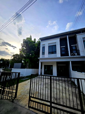 บ้านเดี่ยว บ.เอ็มเค เรสโตรองต์ กรุ๊ป : Britania Town Bangna KM.17 5 bedrooms, for sale