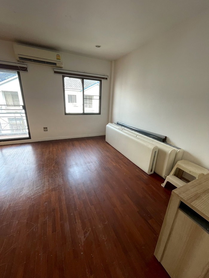 รูป 🏡✨ ให้เช่าทาวน์โฮม 3 ชั้น พื้นที่กว้าง พร้อมสวนส่วนตัว 📍 บ้านกลางเมือง เหม่งจ๋าย 1 (ซอยสหการประมูล) - รูปที่ 3/15