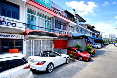 เช่าอาคารพาณิชย์ สีลม สาธร : ใกล้เทอร์มินอล 21 พระราม3 เพียง 3กม.  3 ชั้น 3นอน 3 ห้องน้ำ สาธุประดิษฐ์ 45-51  ใกล้ตลาดรุ่งเจริญ 600ม. และเซ็นทรัล พระราม 3 เพียง 1.3 กม