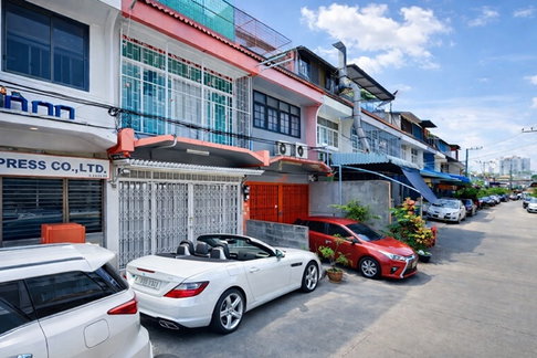 Near Terminal 21 Rama 3, only 3 km., 3 floors, 3 bedrooms, 3 bathrooms, Sathu Pradit 45-51, near Rung Charoen Market 600 m. and Central Rama 3, only