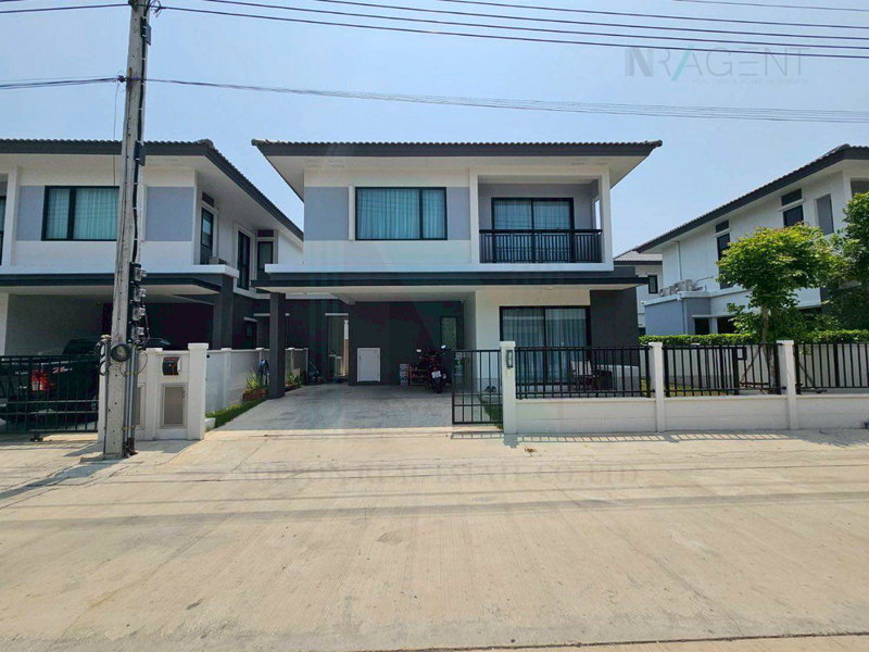 ขายบ้านเดี่ยว : ขายบ้านแฝด โครงการ บริทาเนีย บางนา-สุวรรณภูมิ กม.26 2 ชั้น 3 ห้องนอน 3 ห้องน้ำ