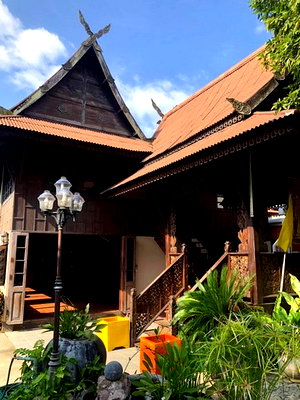 ที่ดิน สำนักงานขนส่งจังหวัดเชียงใหม่ : ขายที่ดินพร้อมบ้านเรือนไทย หางดง เชียงใหม่ 6 ไร่ ติดถนนไฮเวย์2001 ห่างจากศูนย์ราชการ 900 เมตร