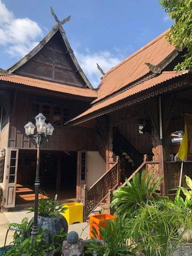 Land for sale with a traditional Thai house in Hang Dong, Chiang Mai. 6 rai (approximately 2.4 acres). Located on Highway 2001, 