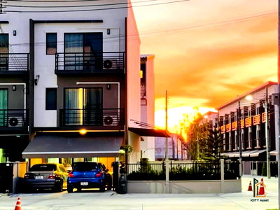 Townhouses for rent : 🔥For Rent!! conner unit 3b3b 35k - Baan Klang Muang Srinakarin-Onnut 📞Call 090 919 9898