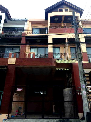 Townhouses for sale MRT Talad Bang Yai : Affordable 3-Storey Townhome for Sale on Rattanathibet Road 