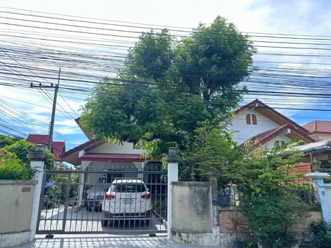 Single house for rent in Samet Thong Thani Village.
