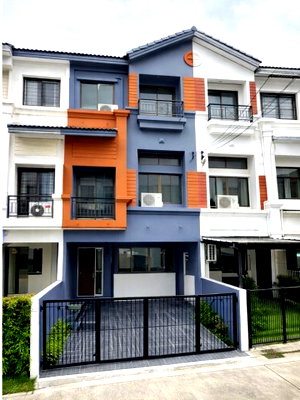 Townhouses for rent Thailand Cultural Centre  : Luxury townhome, 3 floors, 4 bedrooms, 5 bathrooms, Ratchada-Mengjai location. Near Regent's International School Bangkok, 450 m., Lao Embassy,