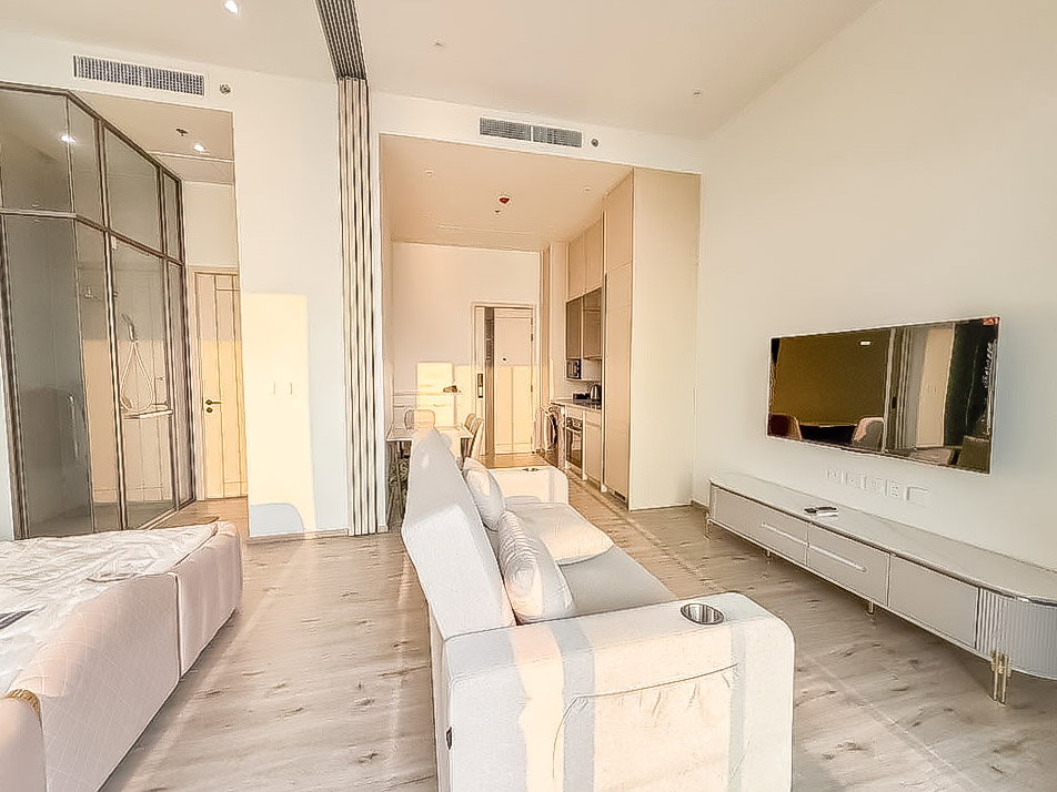 รูป AROM WONGAMAT Condo for Rent Studio High Floor Sea View - รูปที่ 1/9