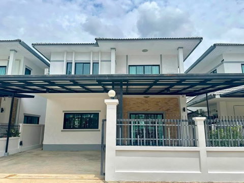 🏡 ให้เช่าบ้านเดี่ยว 2 ชั้น เดินทางสะดวก ในหมู่บ้านพร้อมเฟอร์นิเจอร์ครบชุด ทำเลดีมาก ใกล้เชียงใหม่89 พลาซ่า , 7-11 , โรงเรียนวารี และอื่นๆอีกมากมาย