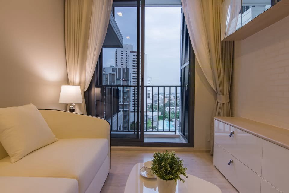 picture M Thonglor                          10 - 4/17