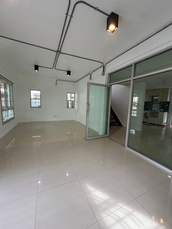 รูป 🏡✨ ให้เช่าบ้านเดี่ยวหลังมุม – หมู่บ้านชวนชื่น อ่อนนุช 📍 เดินทางสะดวก ใกล้สนามบินสุวรรณภูมิ - รูปที่ 3/18
