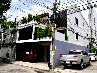 เช่าบ้านเดี่ยว ถนนเพชรบุรี กรุงเทพฯ : ให้เช่า Townhome 3 ชั้น ซอยเอกมัย (ตรงข้ามซอยเอกมัย 4) ทำเลใจกลางสุขุมวิท เพียง 600 เมตรจาก BTS เอกมัย เหมาะสำหรับอยู่อาศัยหรือทำ Home Office 