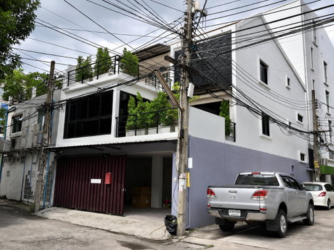 ให้เช่า Townhome 3 ชั้น ซอยเอกมัย (ตรงข้ามซอยเอกมัย 4) ทำเลใจกลางสุขุมวิท เพียง 600 เมตรจาก BTS เอกมัย เหมาะสำหรับอยู่อาศัยหรือทำ Home Office
