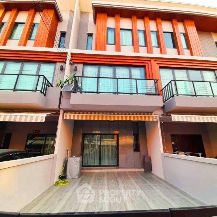 picture 3-BR Townhouse Eigen Premium Townhome Pattanakarn, Prawet (ID 3099647) - 1/10