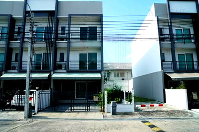 Townhouses for sale : For Sell Town house BAAN KLANG MUANG SUANLUANG 3-story 3 bedroom 3 bathroom