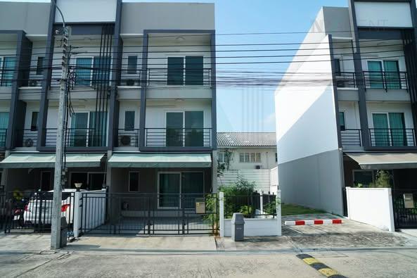 ขายทาวน์โฮม : ขายทาวน์โฮม โครงการ บ้านกลางเมือง สวนหลวง 3 ชั้น 3 ห้องนอน 3 ห้องน้ำ