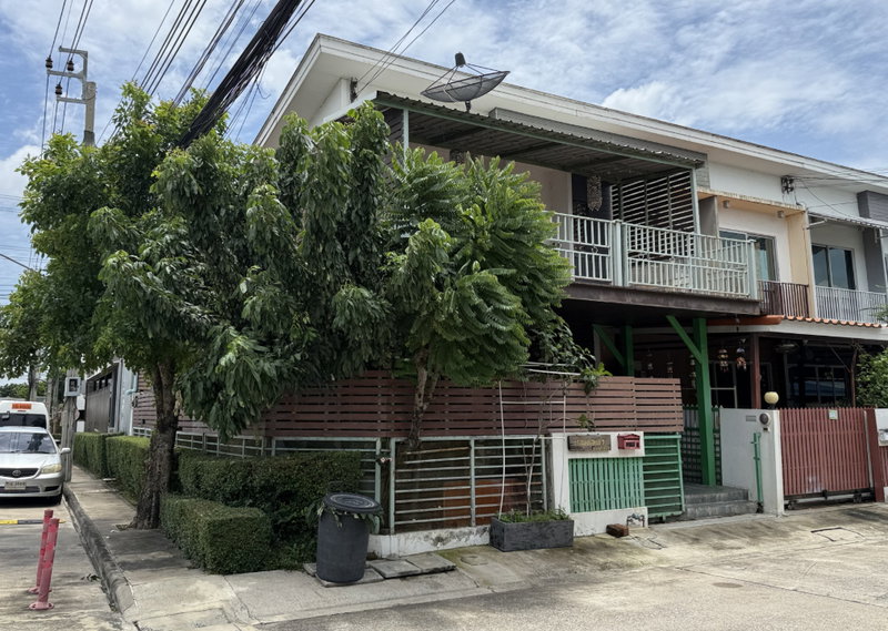 Townhouses for sale : Corner townhome with side area 2 stories, The Connect 15 Onnut, 24.9 sq.w, near ARL Ban Thap Chang. | #TPI-3283