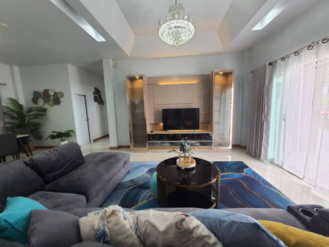 ให้เช่าบ้านเดี่ยว หมู่บ้านแสนสราญ. เนื้อที่ 68  ตร.ว. 5 ห้องนอน  4 ห้องน้ำ
