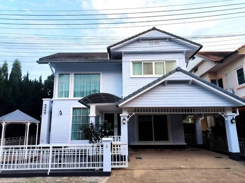 🏡 ให้เช่าบ้านเดี่ยว 2 ชั้น พร้อมเฟอร์นิเจอร์ มีครัวยุโรป ทำเลดีมาก เดินทางสะดวก ใกล้รวมโชค มีโชคพลาซ่า NIS ห้างสรรพสินค้า และอื่นๆอีกมากมาย