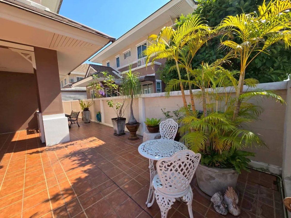 picture for rent with ample living space. Excellent location with convenient access to Bang Saen Beach. - 7/27