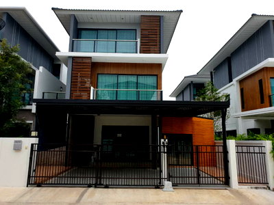 เช่าบ้านแฝด กรุงเทพมหานคร : R3102 ให้เช่าบ้านแฝด 3 ชั้น ศุภาลัย เอสเซ้นส์ ลาดพร้าว 107 (ว่างค่ะ) 