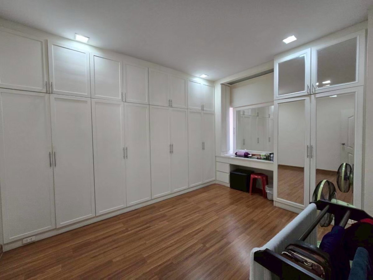 picture for rent with ample living space. Excellent location with convenient access to Bang Saen Beach. - 17/27