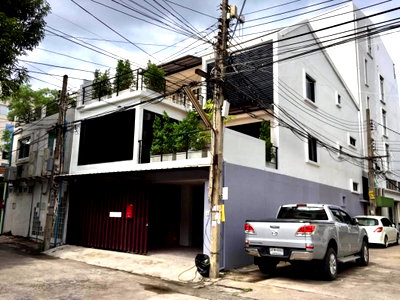 ทาวน์โฮมให้เช่า : ให้ เช่า ทาวน์โฮม 3 ชั้น เอกมัย | 3 ห้องนอน 4 ห้องน้ำ | 350 ตร.ม. | จอดรถ 3 คัน | เริ่มต้น 90,000 บาท-เดือน
